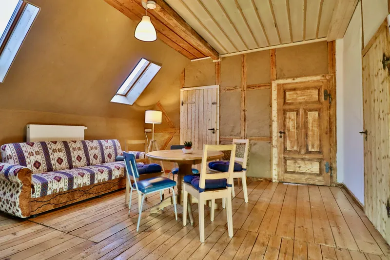 Großes Wohnzimmer im Dachgeschoss mit Spielecke