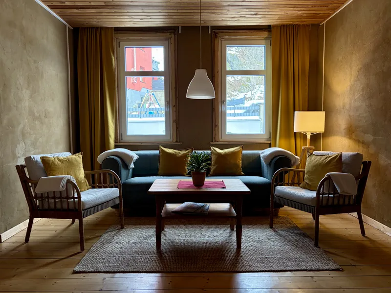 Wohnzimmer der Erdgeschoss-Wohnung mit Lehmputz