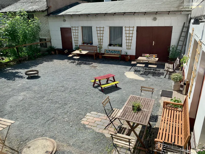 Begrünter Innenhof mit Sitzgelegenheiten